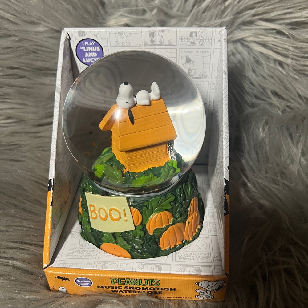 Peanuts Halloween Music Snow Globe with Orange and Green Accents - Picture 7 of 7